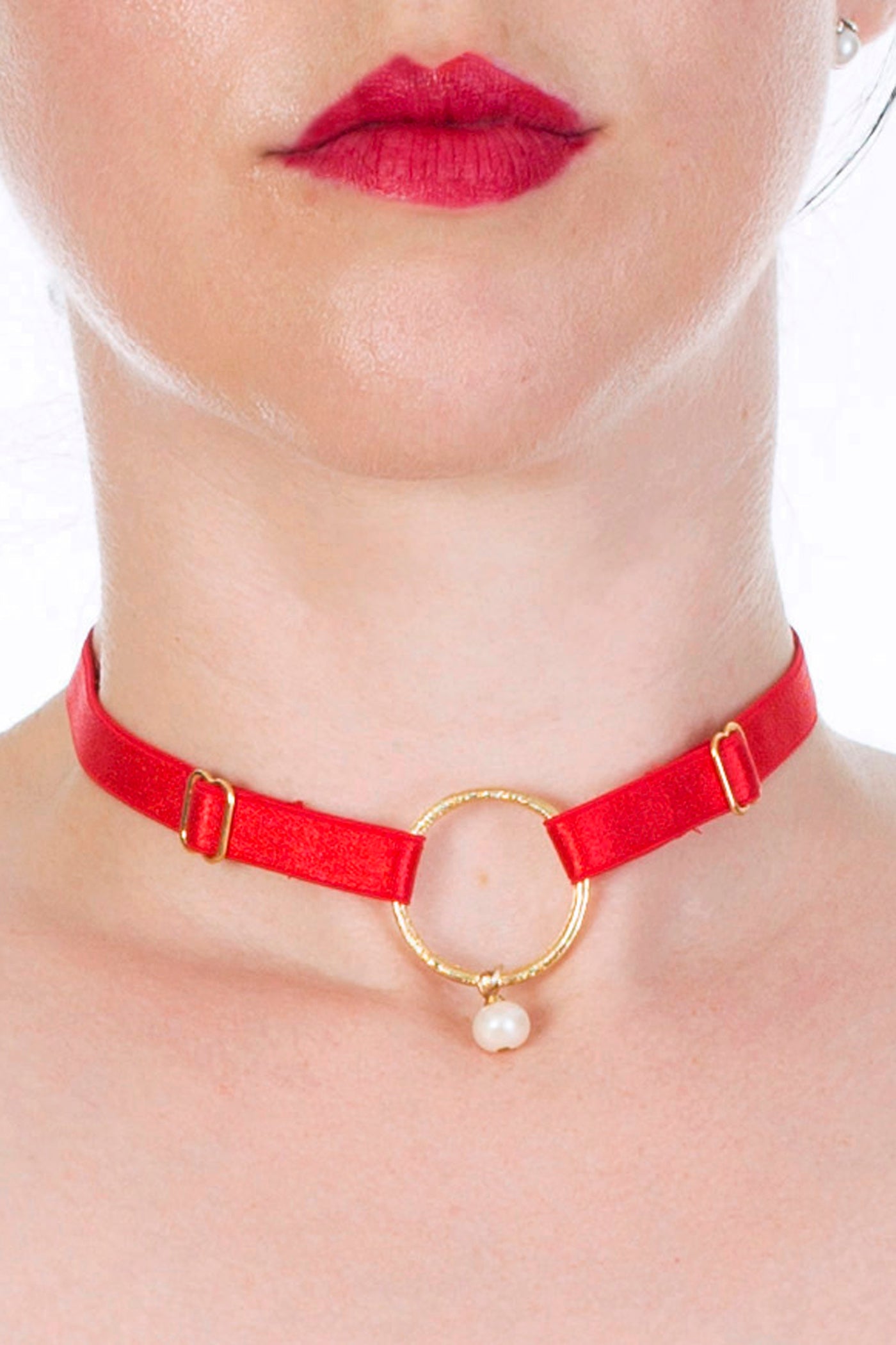 Red strapping choker with gold ring and pearl detail